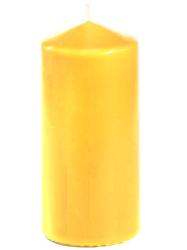 Gelbe Stumpenkerze in zylindrischer Form. Die Oberfläche ist glatt und glänzend.