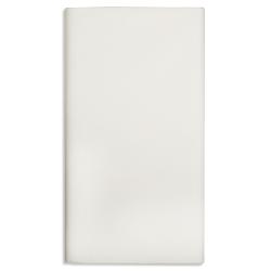 Weißes, gefaltetes Blatt oder Cover. Glatte Oberfläche ohne Muster.