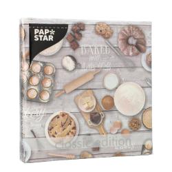 Verpackung mit Backutensilien und Gebäckmotiven. Schriftzug 'Baked with Love' auf Holzoptik.