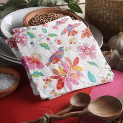Helle Stoffoberfläche mit bunten, gestickten Vögeln und Blumen. Farbenfroh und verspielt.