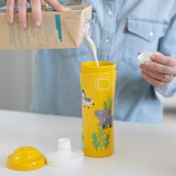 Gelber Trinkbecher mit Tiermotiven. Abgebildet sind ein Löwe, ein Krokodil und Pflanzen.