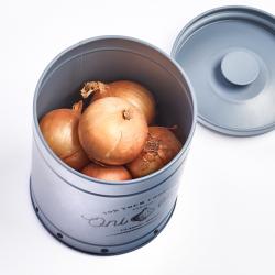 Grauer Behälter für Zwiebeln. Rundes Design mit Deckel. Aufschrift: 'FOR YOUR COOKING EST.1916 ONIONS CLASSIC HOME'. Belüftungslöcher am Boden.