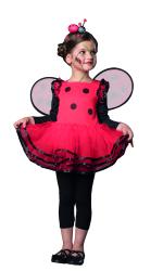Ein Mädchen in einem roten Marienkäferkostüm mit Punkten. Es hat Flügel und eine bunte Gesichtsbemalung.