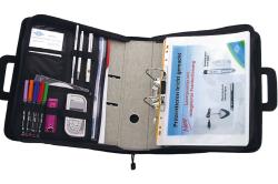 Schwarze Präsentationsmappe. Enthält Stifte, Marker, Notizen und einen Laserpointer. Ordner mit Klarsichthüllen für Dokumente.