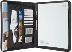 Schwarzes Ordneretui mit Fächern für Dokumente und Visitenkarten. Enthält einen Taschenrechner und einen Stift. Leere Schreibfläche auf der rechten Seite.