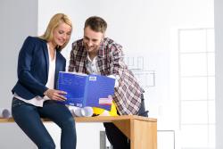 Bau-Tagesbericht Formular mit Platz für Wetter, Anzahl der Beschäftigten und Arbeitszeiten. Enthält auch Abschnitte für Leistungs- und Ereignisberichte.
