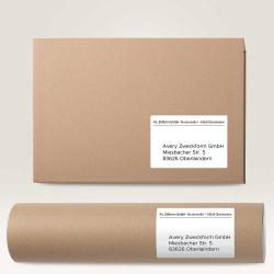 Braune Verpackungen, eine flach und eine rund. Beide mit weißen Etiketten für Adressinformationen.