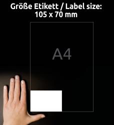 Hand zeigt die Größe eines Etiketts. Etikettgröße ist 105 x 70 mm.