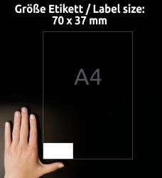 Hand zeigt Größe eines Etiketts. Etikett ist 70 x 37 mm groß, A4-Papier im Hintergrund.