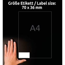 A4-Blatt mit einem weißen Etikett in der unteren linken Ecke. Etikettengröße 70 x 36 mm. Hand liegt daneben zur Größenveranschaulichung.