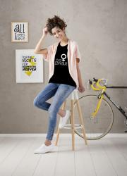 Verpackung für T-Shirt Transferfolien. A4-Größe. Geeignet für dunkle Textilien. Abgebildete Person trägt schwarzes T-Shirt mit Aufdruck. Hintergrund mit einem Bildrahmen.