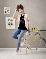 T-Shirt Transferfolie für helle Textilien. Verpackung zeigt ein Model mit einem T-Shirt und dem Text 'all i need is love'.