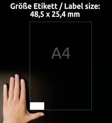 Hand zeigt auf ein A4-Blatt. Labelgröße 48,5 x 25,4 mm.