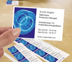 Visitenkarten mit mikroperforierter Kante. Enthält Beispielinformationen und wird in einem Drucker verwendet.