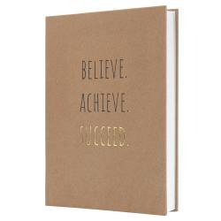 Braunes Notizbuch mit dem Titel 'Believe. Achieve. Succeed.' in goldener Schrift. Einfaches, minimalistisches Design.