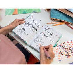 Graues Notizbuch mit elastischem Verschluss. Auf dem Cover steht 'Jolie Notizbuch' und ein rotes 'NEU'-Schild.