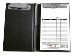 schwarzes Clipboard, offen. Zwei Metallclips oben. Glatte Oberfläche, keine weiteren Details.