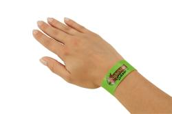 grünes Armband aus flexiblem Material. Eine Seite ist weiß mit einem einfachen Muster.