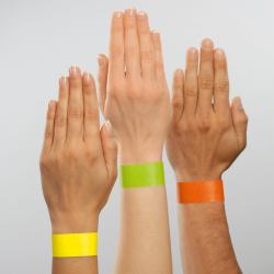 grünes Armband aus flexiblem Material. Eine Seite ist weiß mit einem einfachen Muster.