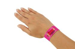 Breiter, pinkfarbener Armband mit einer weißen, glatten Oberfläche. Eine Seite hat ein einfaches, geometrisches Muster.