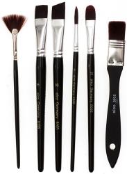 Set von fünf Malpinseln. Verschiedene Formen: Fächerpinsel, breite und schmale Pinsel. Schwarz lackierte Griffe, silberne Ferrulen.