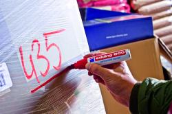 roter Permanentmarker. Kappe abgenommen. Markierungsspitze sichtbar. Hersteller: Edding, Modell 800.