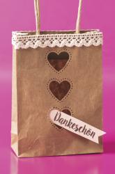 Verpackung für einen Herz-Stanzer. Weißer Stanzer mit Herzmotiv. Verpackung in lila und weiß. Sichtfenster zeigt das Herz.