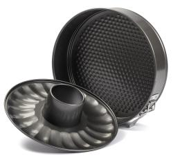 Zwei Backformen aus Metall. Eine runde Form mit herausnehmbarem Boden und eine Gugelhupfform.