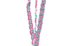 Bastelset für Freundschaftsarmbänder. Enthält vier Armbänder in Blau- und Türkistönen. Abbildung von Händen, die mit Fäden arbeiten.