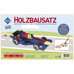 Modell eines Rennwagens aus Holz. Schlichte, klare Form mit Rädern und Spoilern.