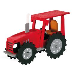 Holzmodell eines Traktors. Zwei große Räder, flaches Dach, einfache Form. Unbehandelte Holzoberfläche.