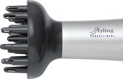 Haartrockner in silber und schwarz. Mit einem Diffusoraufsatz für lockiges Haar.