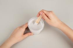 Verpackung für eine rechteckige Gießform für Vasen. Enthält eine Silikonform und zeigt Beispiele für fertige Vasen.