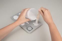 Silicon Gießform mit verschiedenen Frühlingsmotiven. Enthält Formen für Hasen, Vögel und Karotten.
