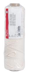 Garnrolle in hellem Farbton. Materialmix aus Baumwolle und Polyester, 70 Meter lang.