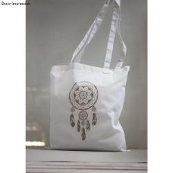 weiße Stofftasche mit langen Trägern. Schlicht und ohne Muster.