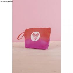 Weiße Kosmetiktasche mit Reißverschluss. Hat einen kleinen Griff an der Seite.