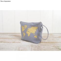 Graue Kosmetiktasche mit Reißverschluss. Hat einen kleinen Tragegriff.