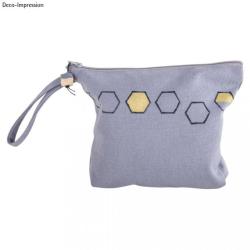 Graue Kosmetiktasche mit Reißverschluss. Hat einen kleinen Tragegriff.