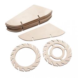 Holzobjekt mit mehreren geschwungenen Platten. Es hat eine spiralförmige Struktur.