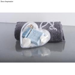 Geschenkset für Wellness mit Seife und Badezusätzen. Verpackt in einer herzförmigen Box.