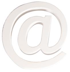 Weißes @-Symbol aus einem festen Material. Es hat eine glatte Oberfläche.