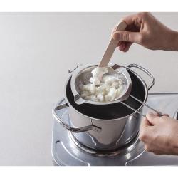 Transparente Dose mit Badekugeln. Inhalt 400g, vegan, schäumend.