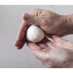 Transparente Dose mit Badekugeln. Inhalt 400g, vegan, schäumend.