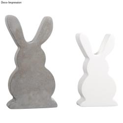 Plastikform für Schokoladenhasen. Zwei Hasenformen auf einer transparenten Platte.