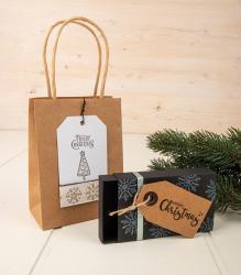 Sechs schwarze Geschenkboxen in rechteckiger Form. Eine Box ist offen und zeigt den Innenraum.