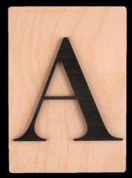 Holzplatte mit schwarzem Buchstaben A. Der Hintergrund ist hell und schlicht.