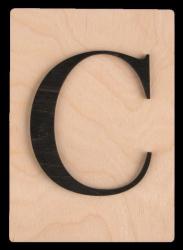 Holzplatte mit schwarzem Buchstaben C. Der Buchstabe ist groß und klar sichtbar.