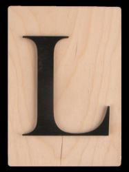Holzplatte mit schwarzem, großem Buchstaben 'L'. Der Hintergrund ist hell und schlicht.