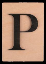 Holzplatte mit schwarzem Buchstaben P. Der Hintergrund ist hell.